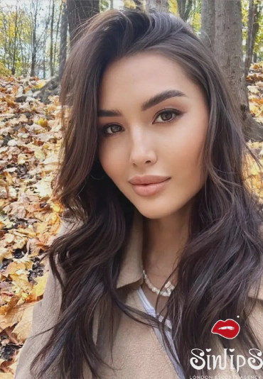 Geisha, the enigmatic escort of Knightsbridge, London looking stunning in this outdoor selfie.